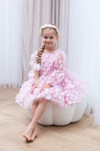 Rosa Mädchenkleid für eine Hochzeit, Lila