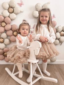 Set für Mädchen: Tüllrock in Beige und Bluse mit langen Ärmeln